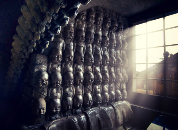 Muro con esculturas de bebés apilados