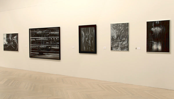 Pinturas blanco y negro sobre amarillo.